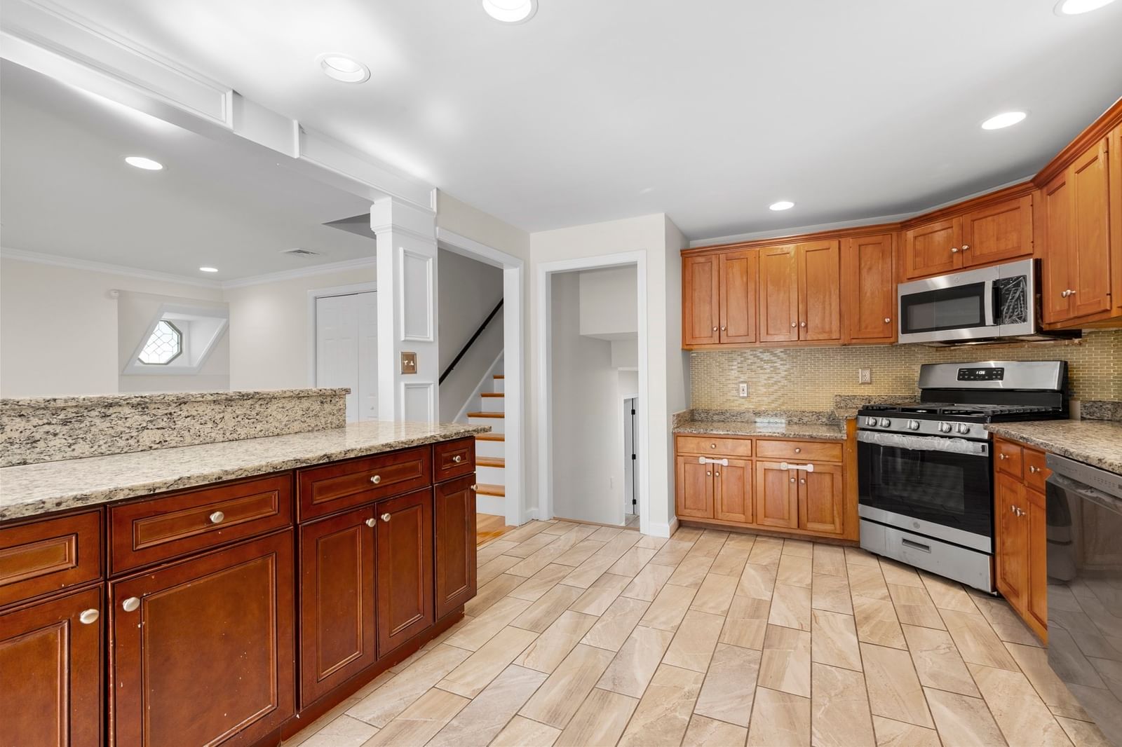 206 Fairview Ave Brockton — Photo 4 of 37
