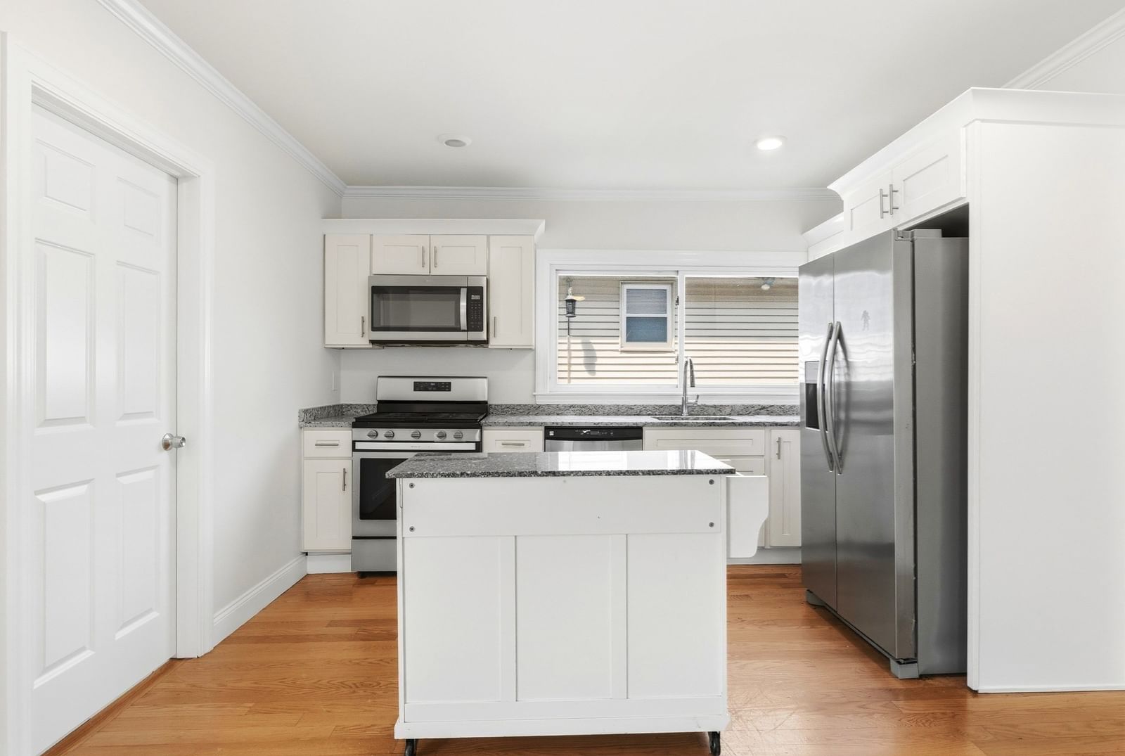 23 Thorndike St Revere — Photo 4 of 24
