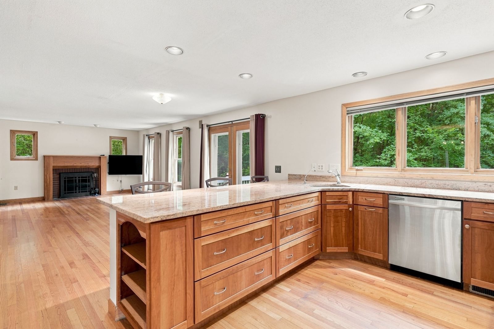16 Birch Ln Northampton — Photo 8 of 42