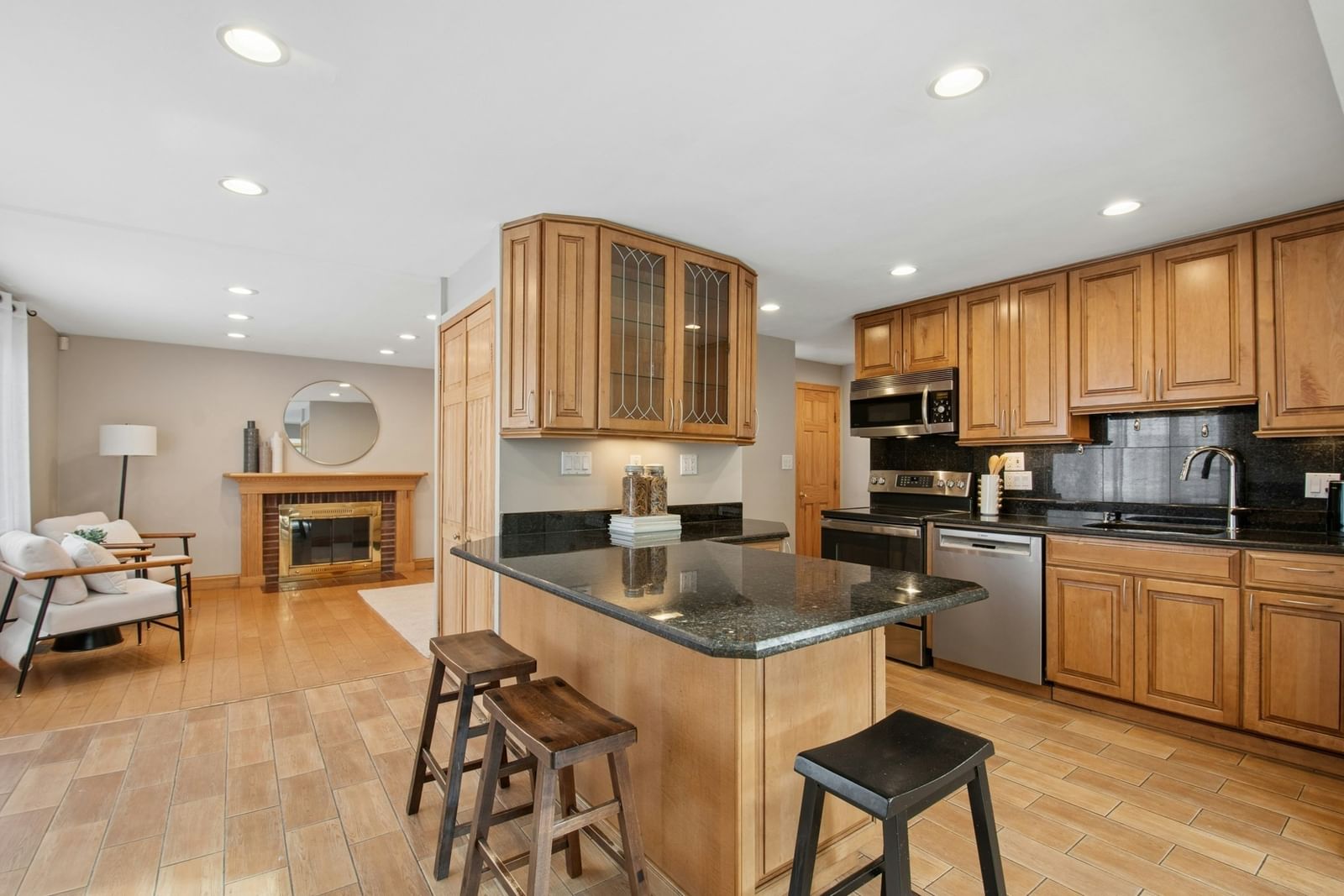22 Westlund Rd Belmont — Photo 9 of 42