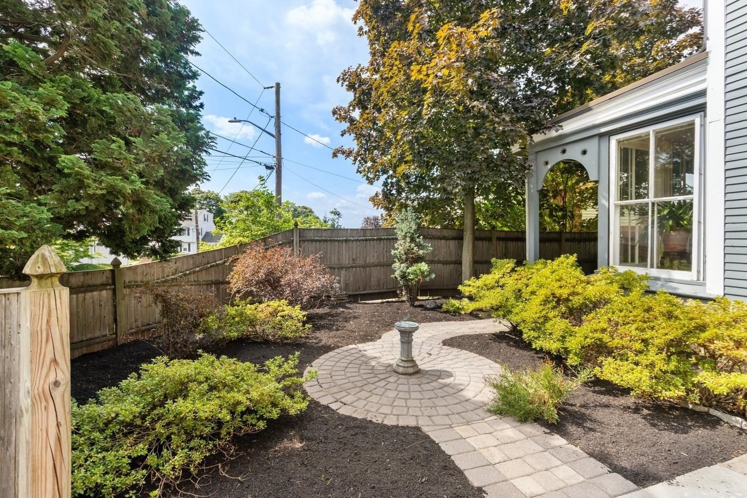 8 Leonard Cir Medford — Photo 5 of 42