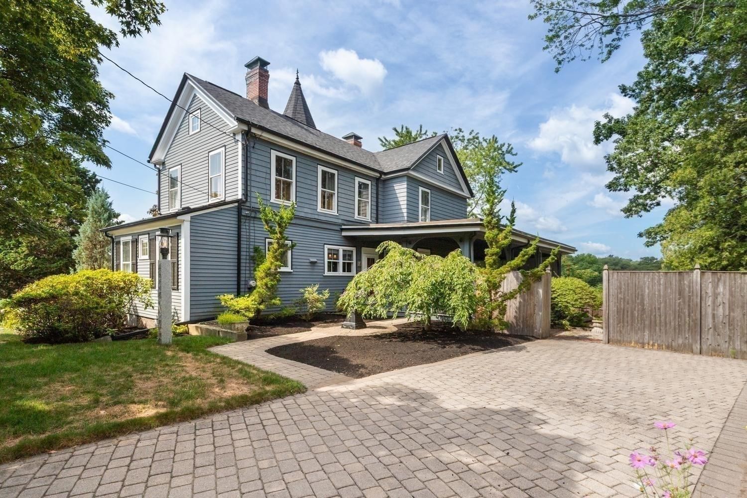 8 Leonard Cir Medford — Photo 1 of 42