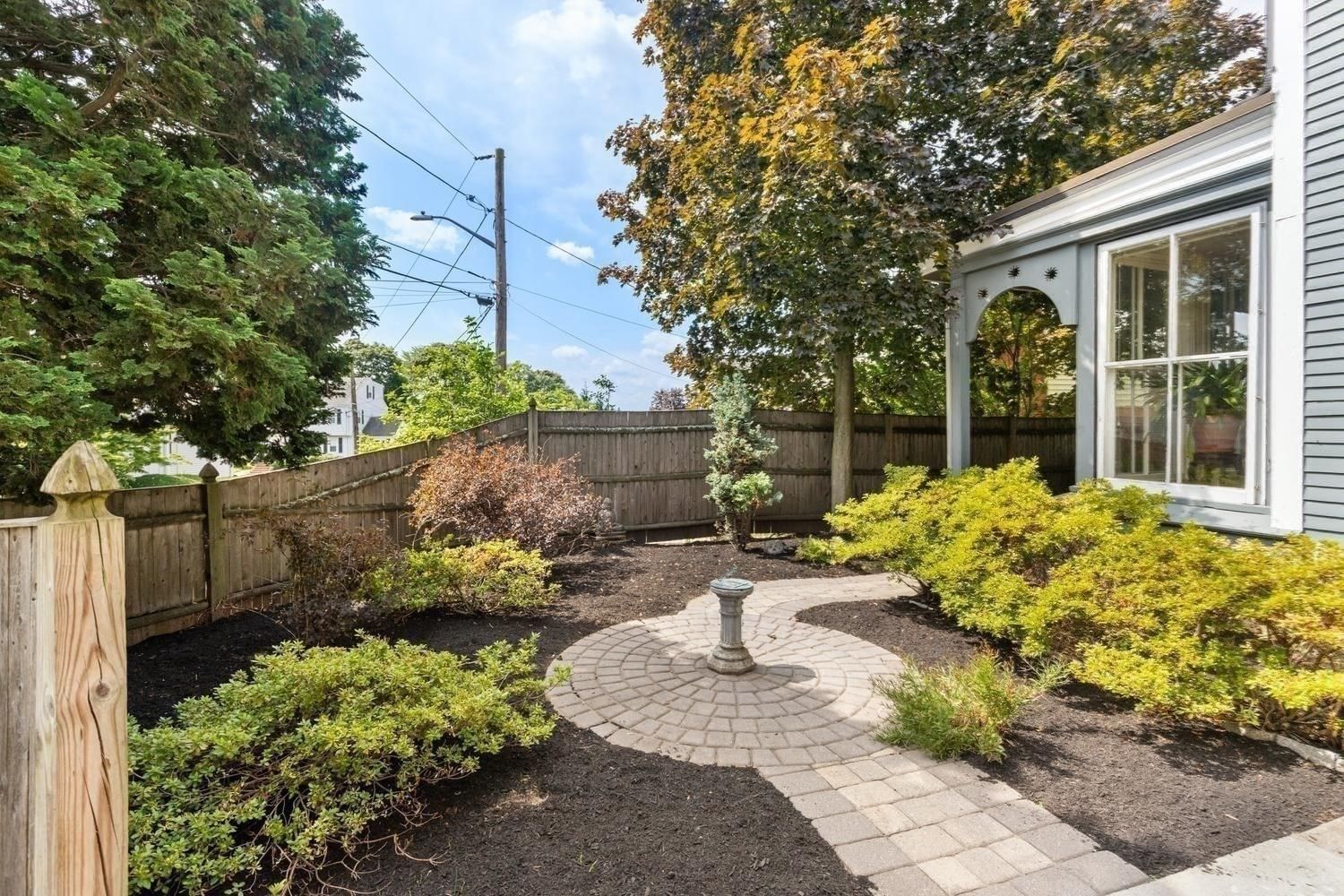 8 Leonard Cir Medford — Photo 3 of 42