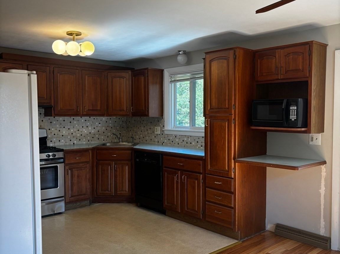33 Chartley Brook Ln Attleboro — Photo 16 of 26