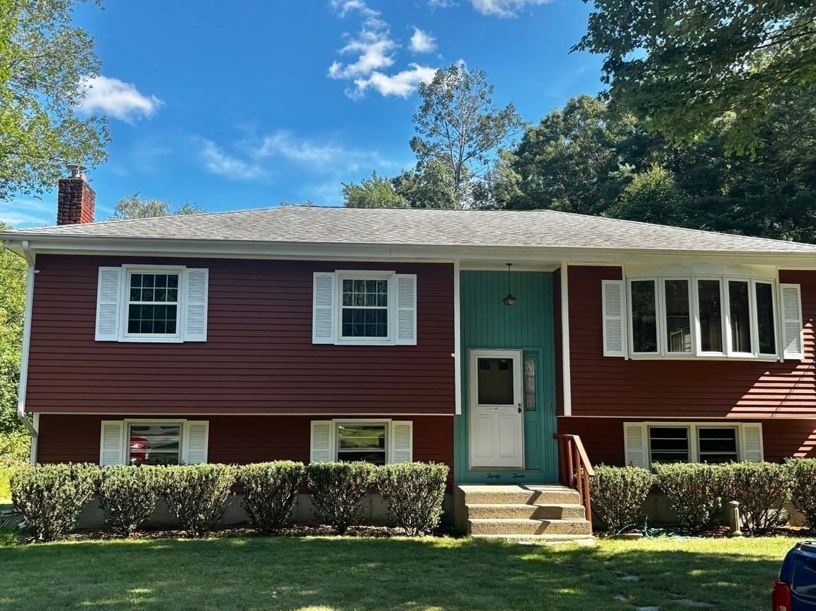 33 Chartley Brook Ln Attleboro — Photo 2 of 26