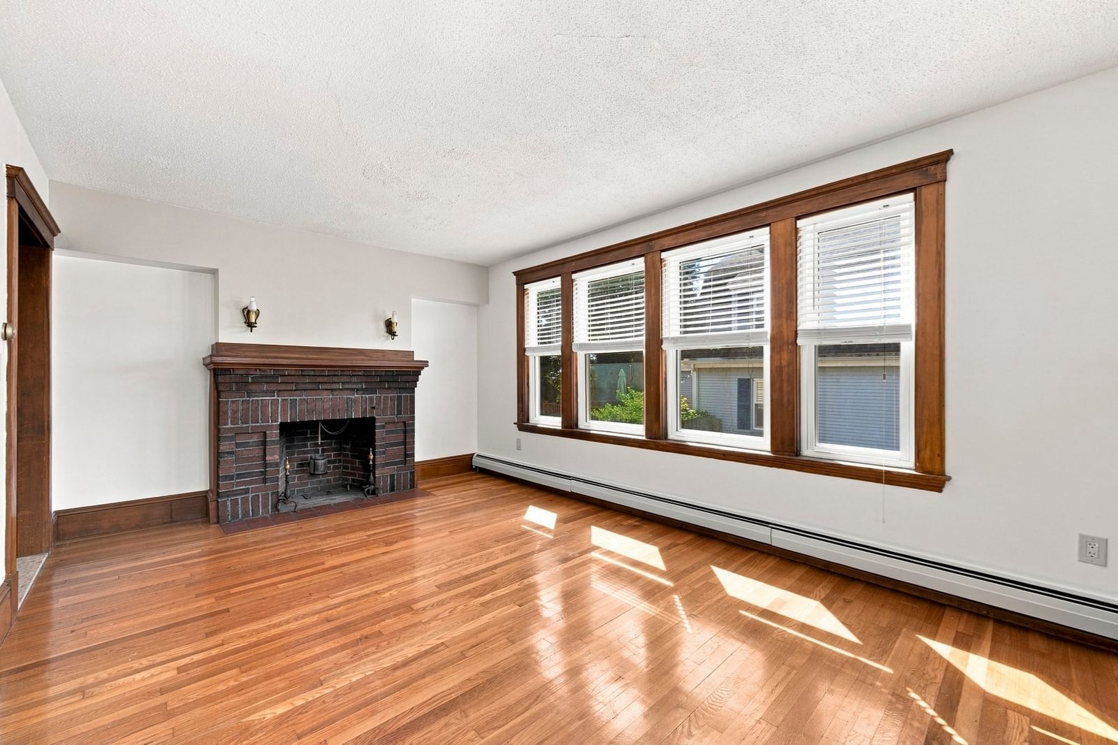 9 Gregg St Beverly — Photo 11 of 40