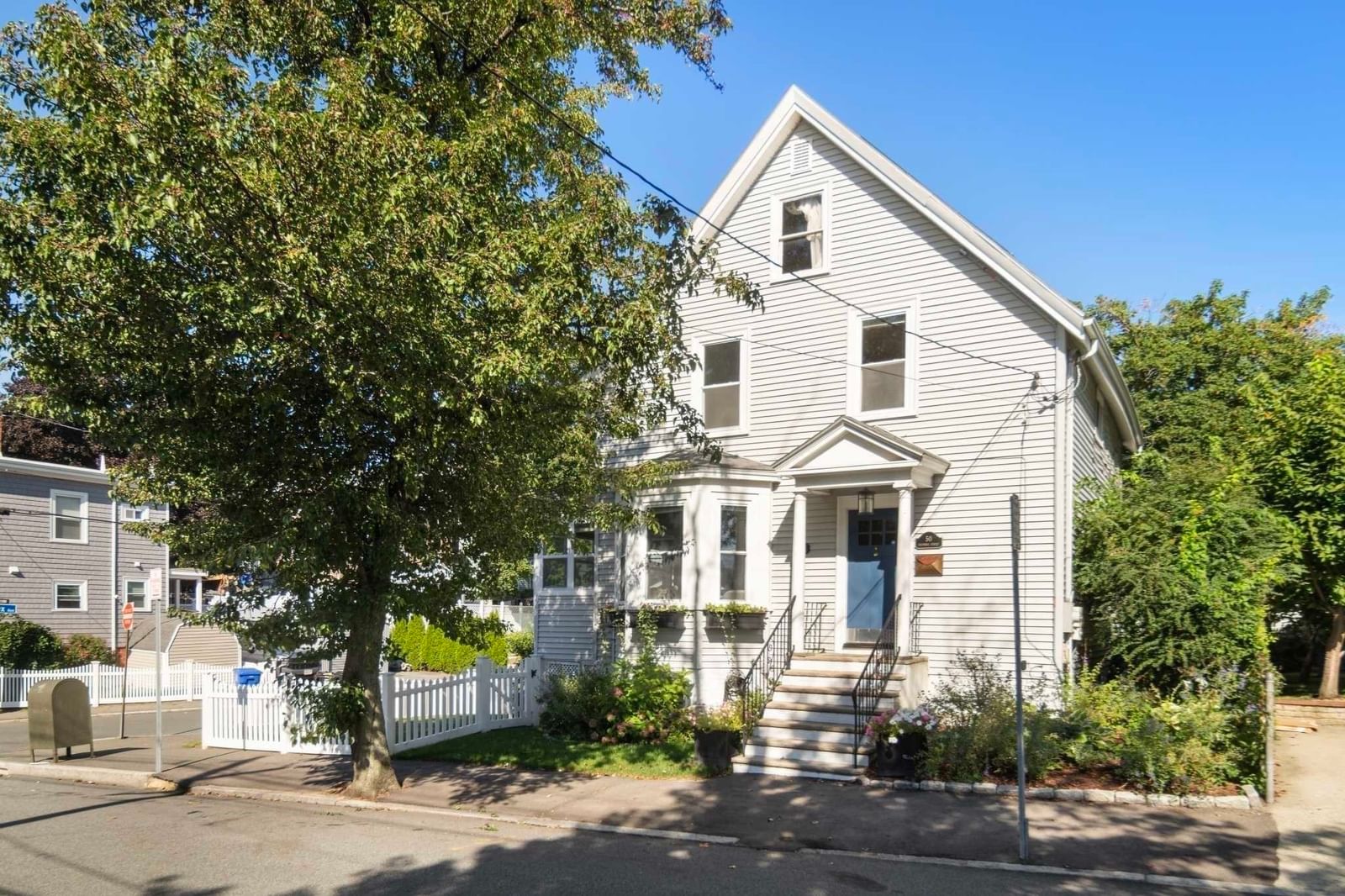 50 Columbia St Swampscott — Photo 2 of 39