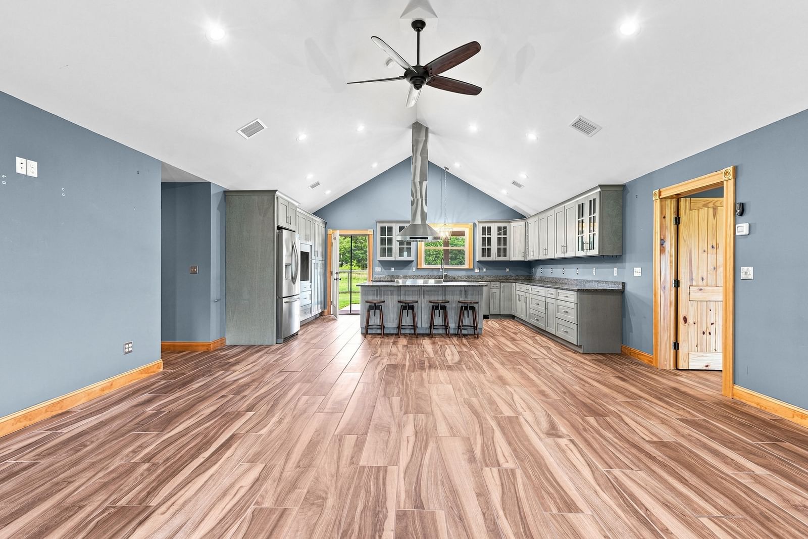 21 Cushing Ln Acushnet — Photo 2 of 37