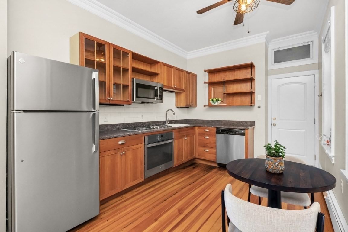 421 E 3rd St #1 Boston — Photo 6 of 27