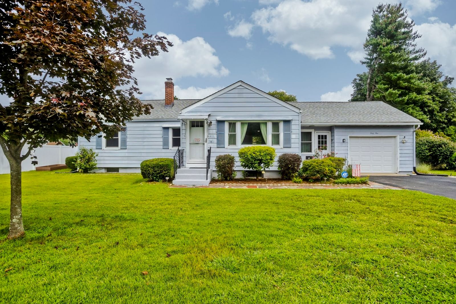 41 Dartmouth St Agawam — Photo 2 of 26