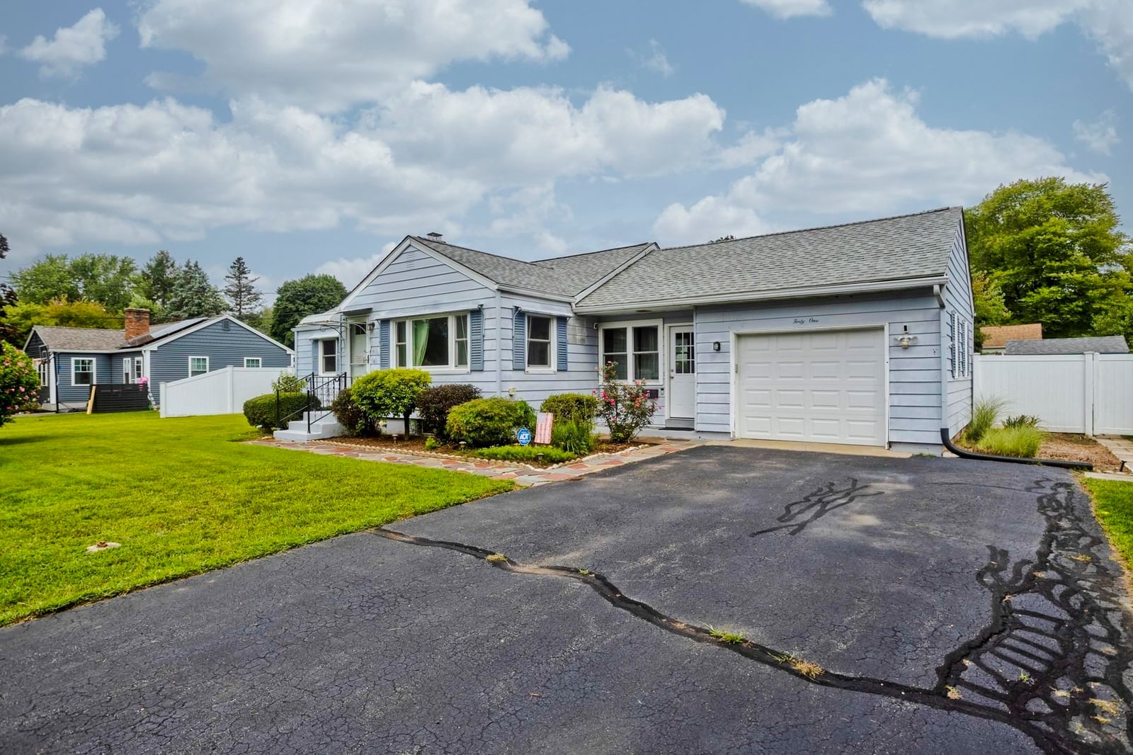 41 Dartmouth St Agawam — Photo 3 of 26
