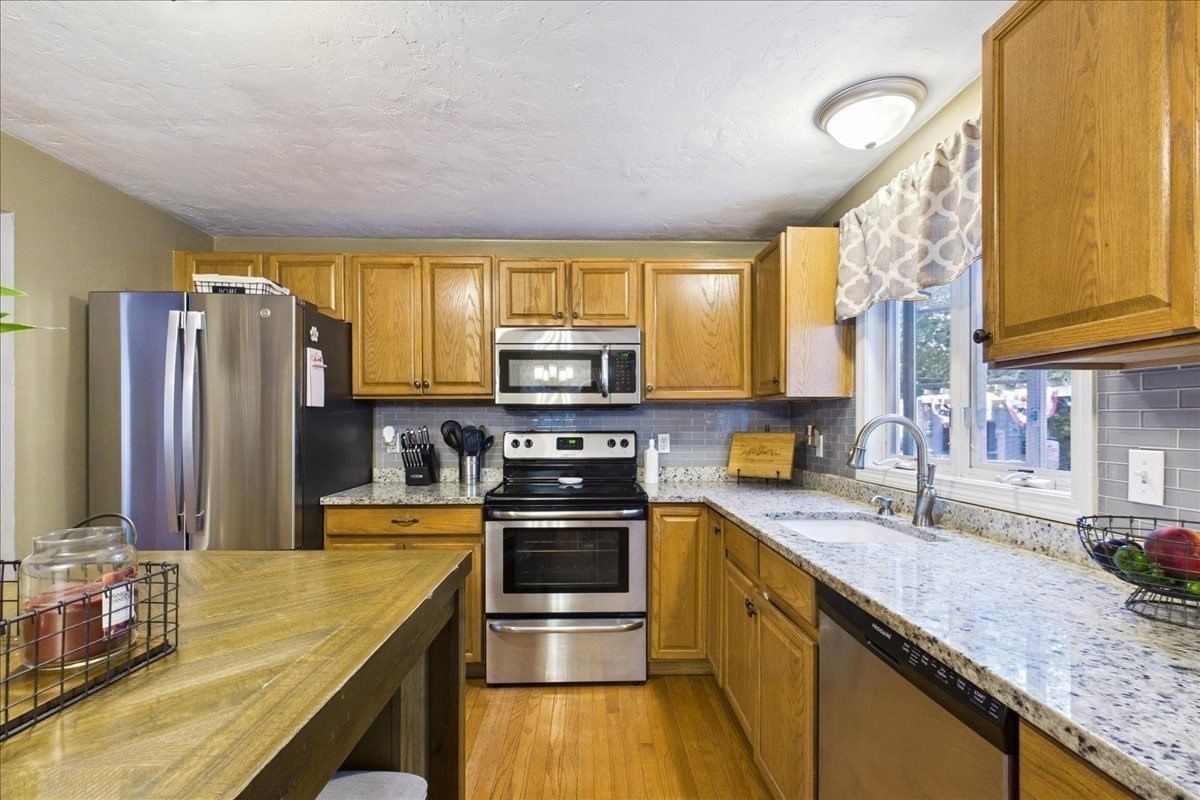 15 Old Center St Middleboro — Photo 10 of 42