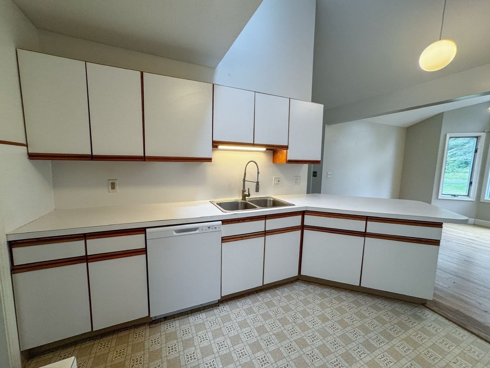105-107 North Valley Rd Pelham — Photo 10 of 42
