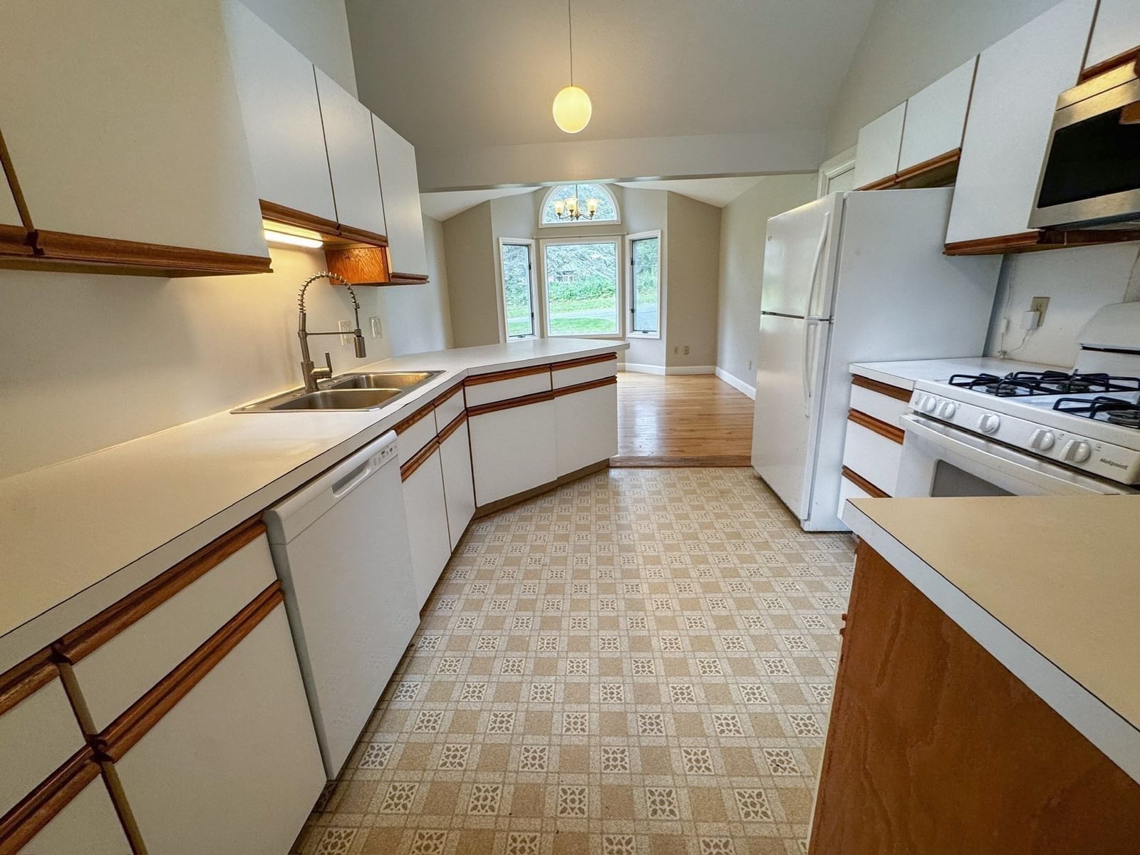 105-107 North Valley Rd Pelham — Photo 8 of 42