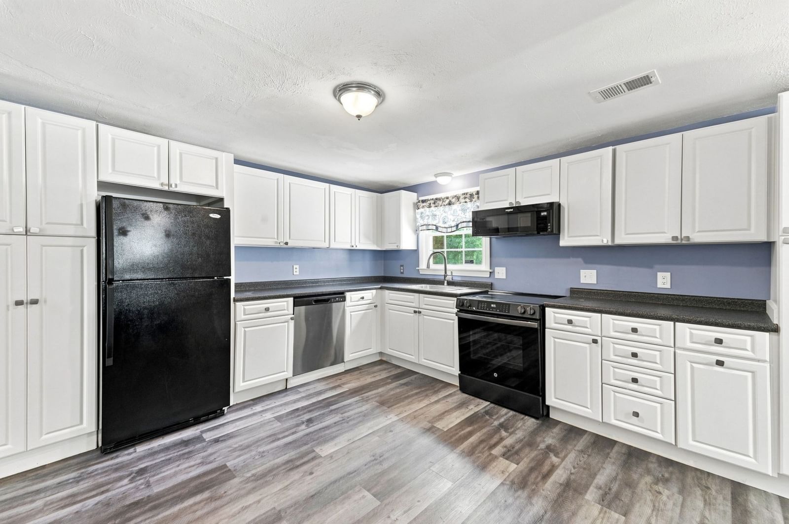 8 Victory Rd Billerica — Photo 4 of 40