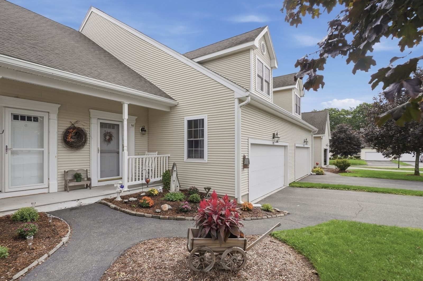 97 Horne Way #97 Millbury — Photo 3 of 32