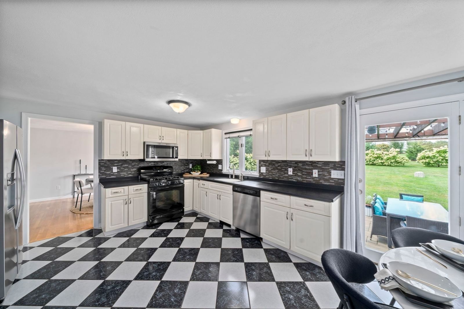27 Sparrow Rd Stoughton — Photo 7 of 39