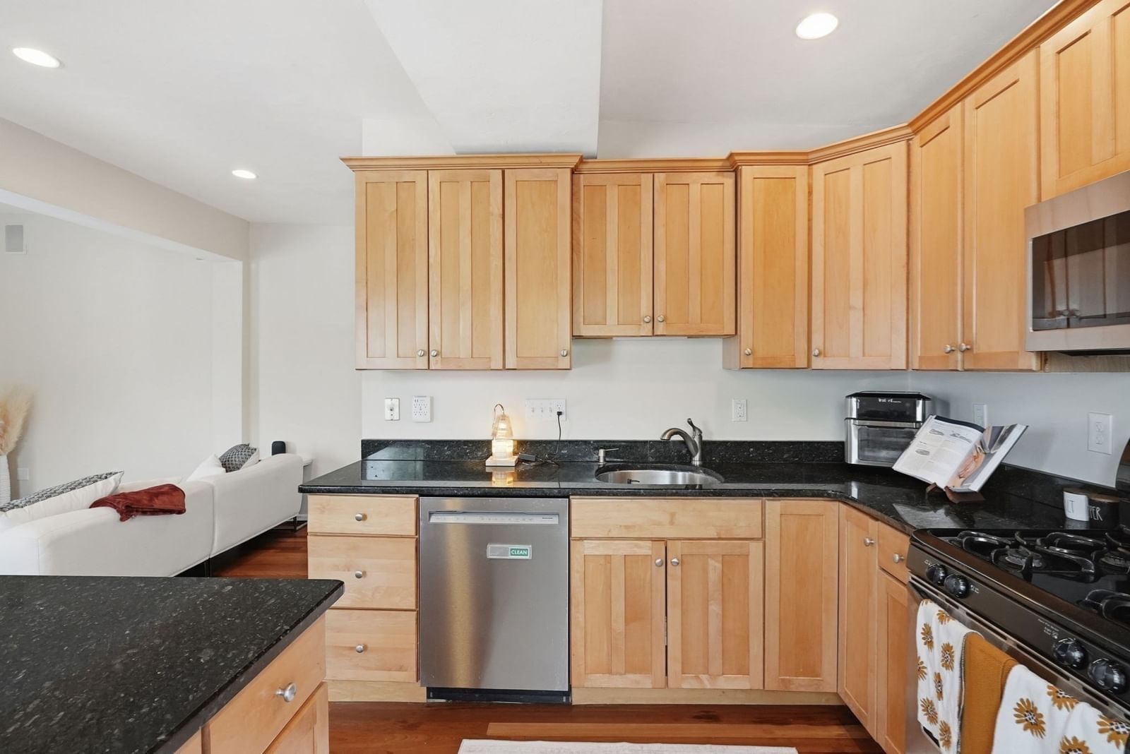 841 Saratoga St #PH3 Boston — Photo 5 of 27