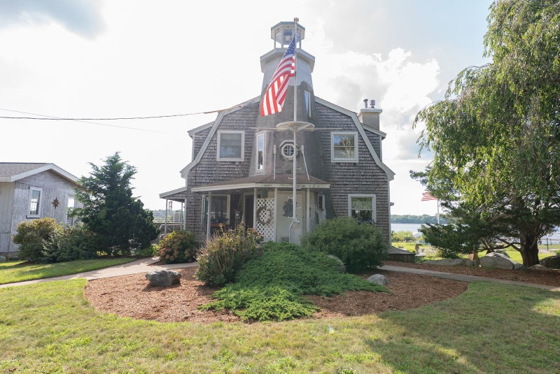 12 Riverside Dr