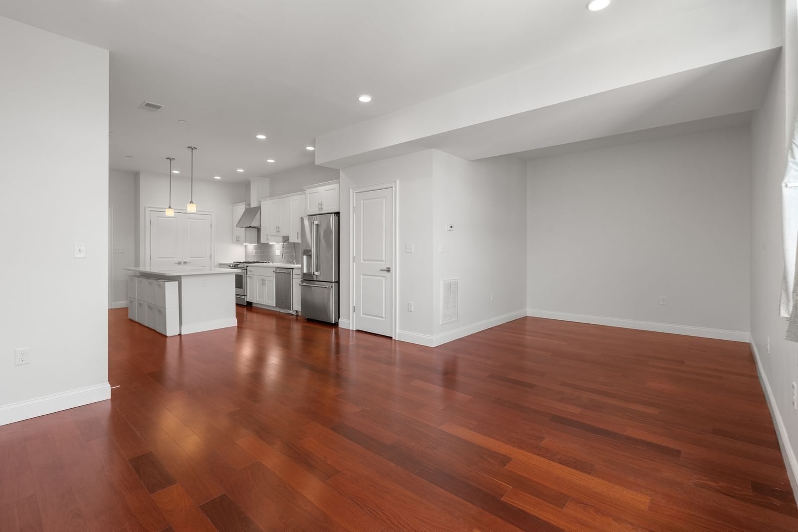 170 W Broadway #411 Boston — Photo 11 of 37