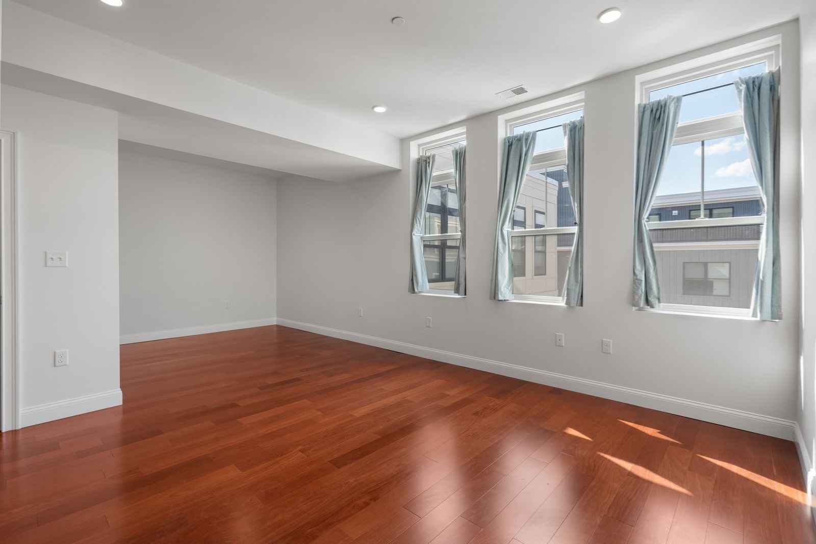 170 W Broadway #411 Boston — Photo 12 of 37