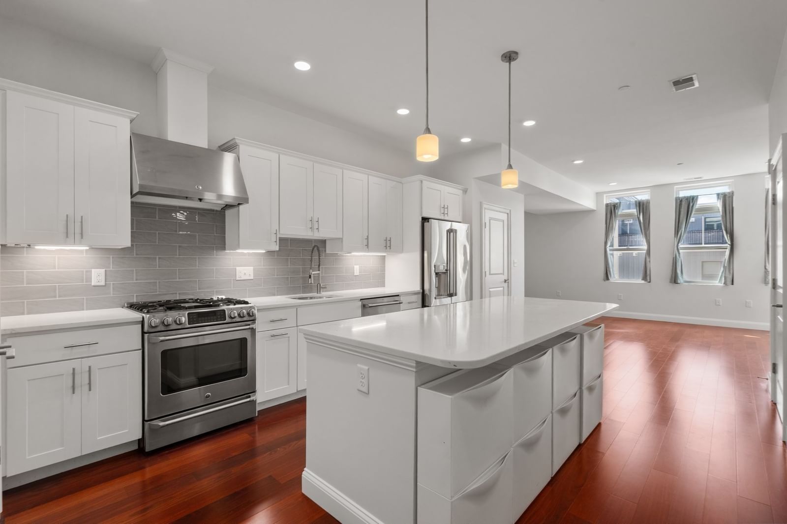170 W Broadway #411 Boston — Photo 4 of 37