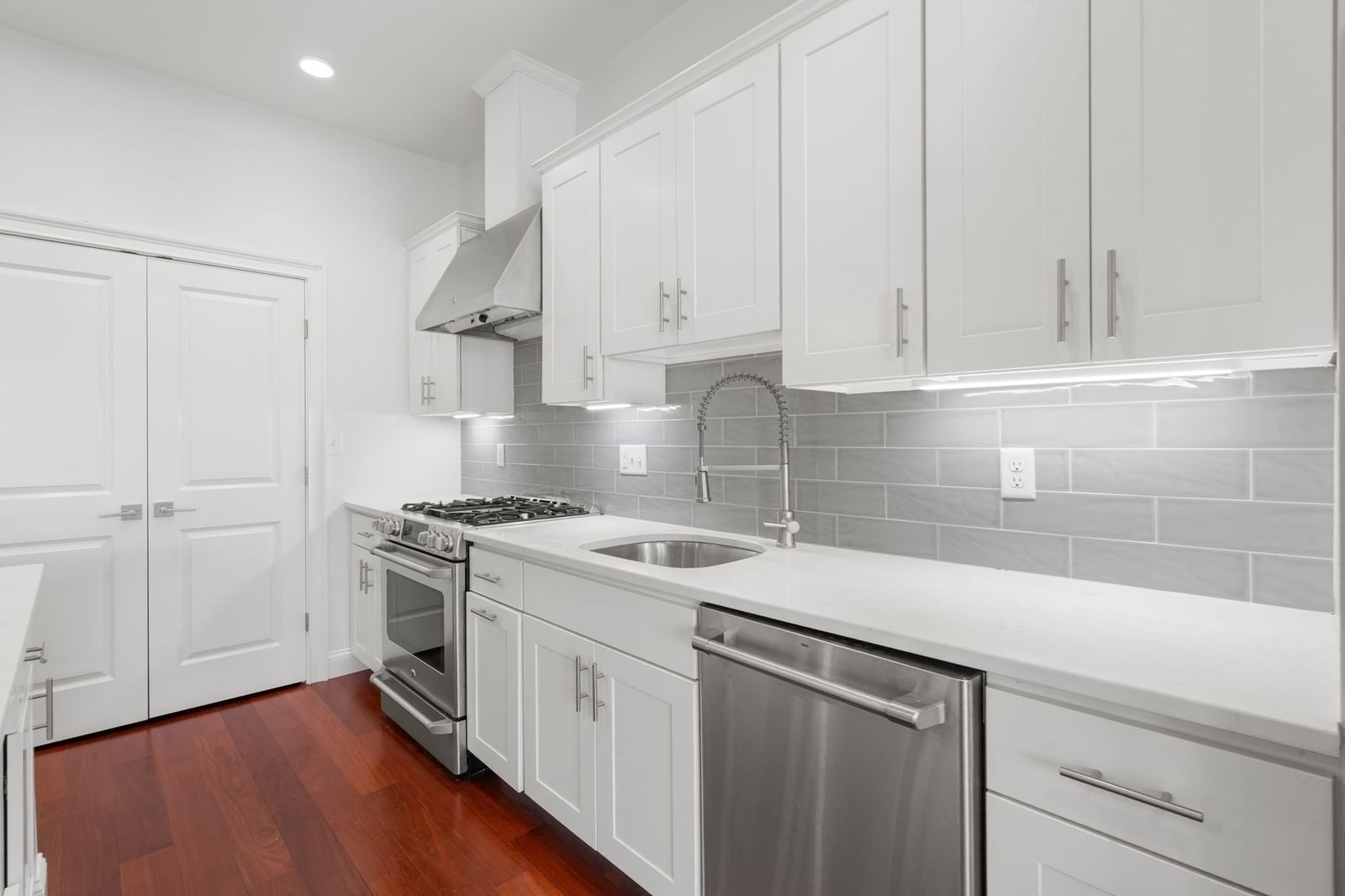 170 W Broadway #411 Boston — Photo 6 of 37