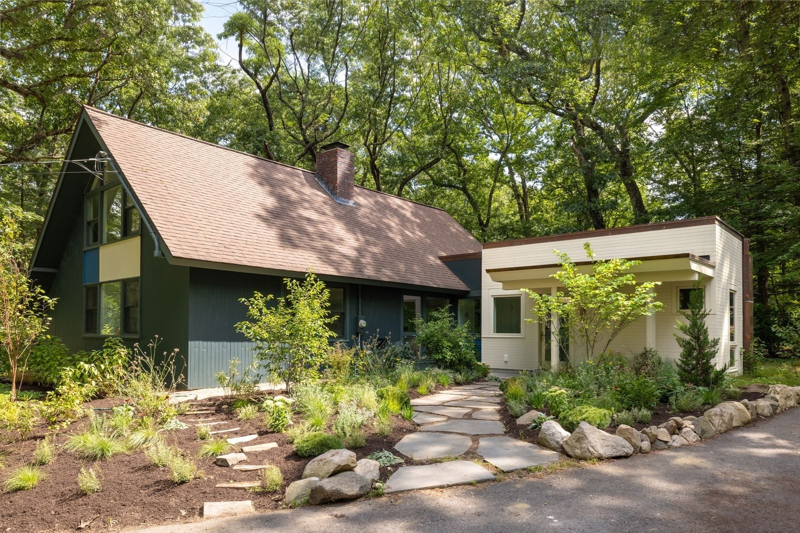 102 The Valley Rd Concord — Photo 2 of 25