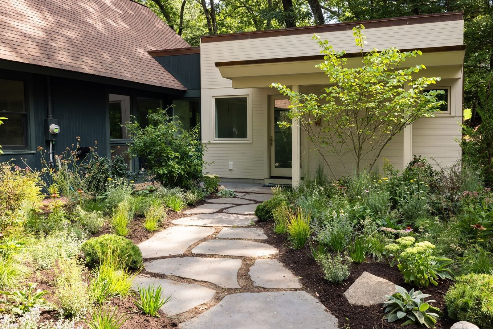102 The Valley Rd Concord — Photo 3 of 25