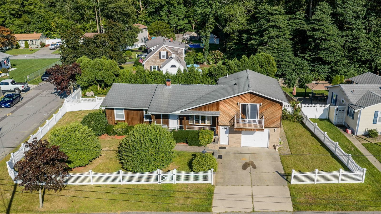 861 Pine Hill Dr New Bedford — Photo 2 of 37