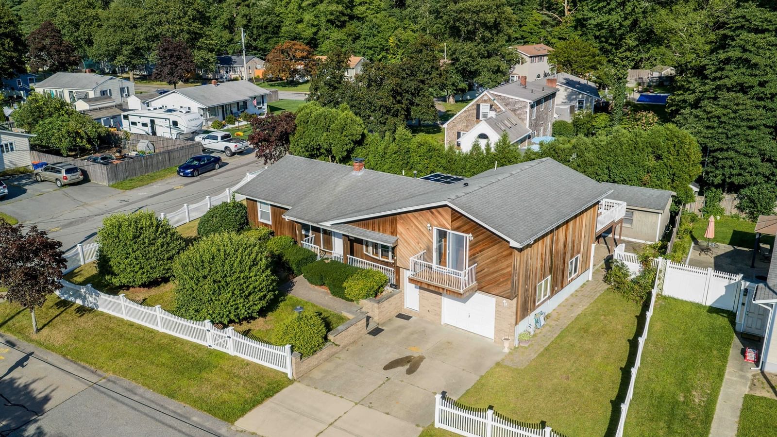 861 Pine Hill Dr New Bedford — Photo 3 of 37