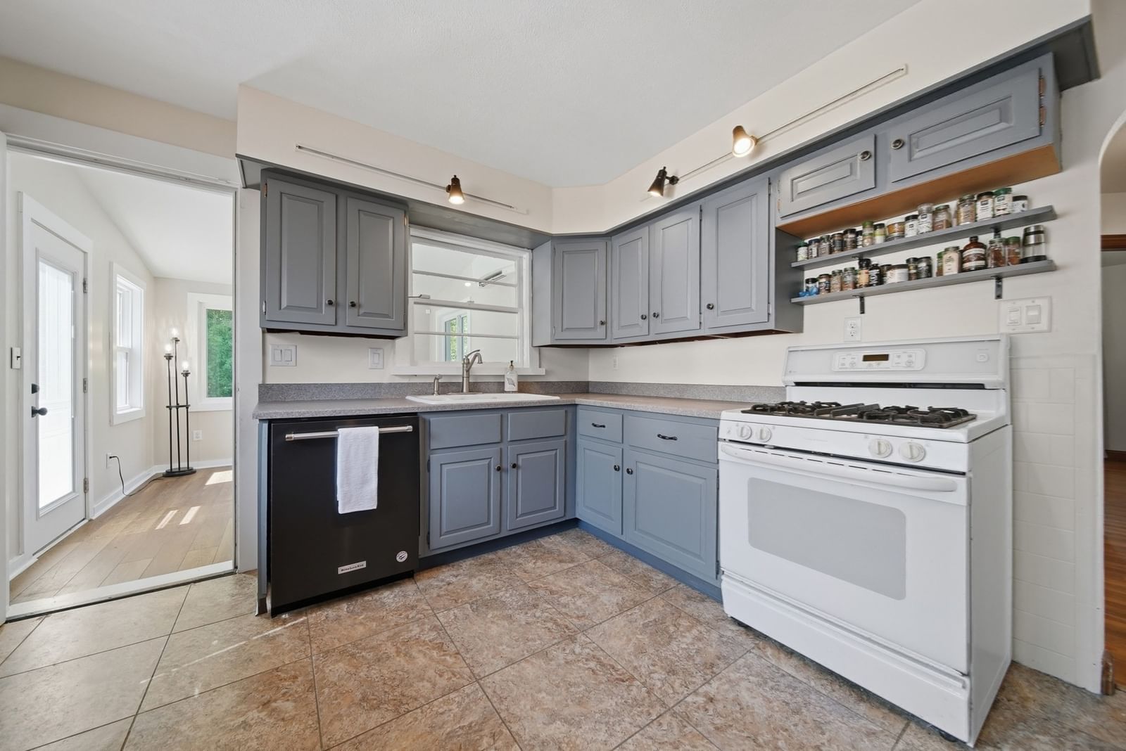 38 1/2 Abington Ave Peabody — Photo 15 of 41