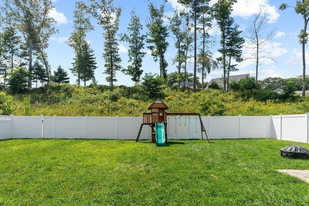 29 Tea Party Dr #29 Uxbridge — Photo 7 of 42