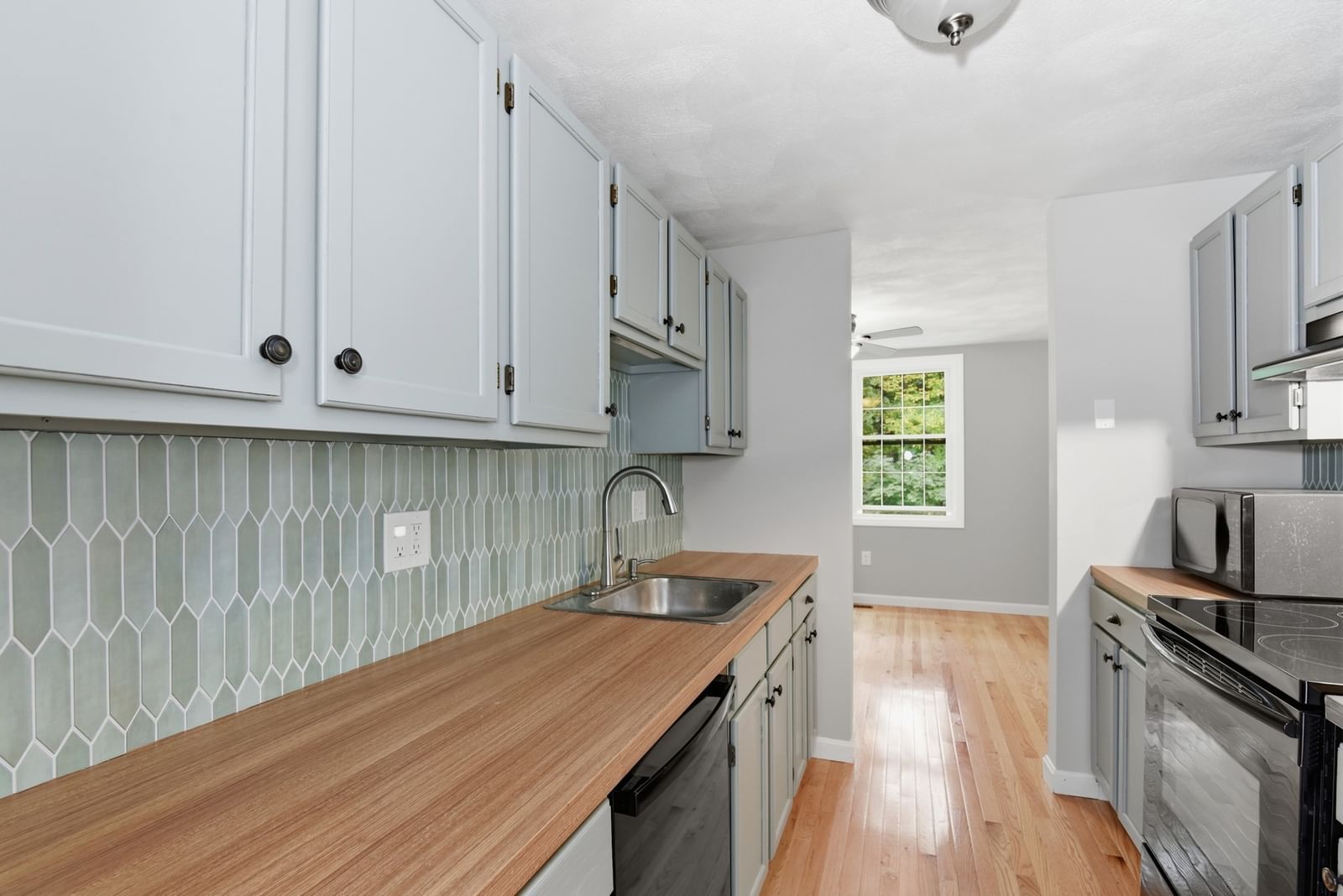 126 Patrick Rd #126 Tewksbury — Photo 2 of 40
