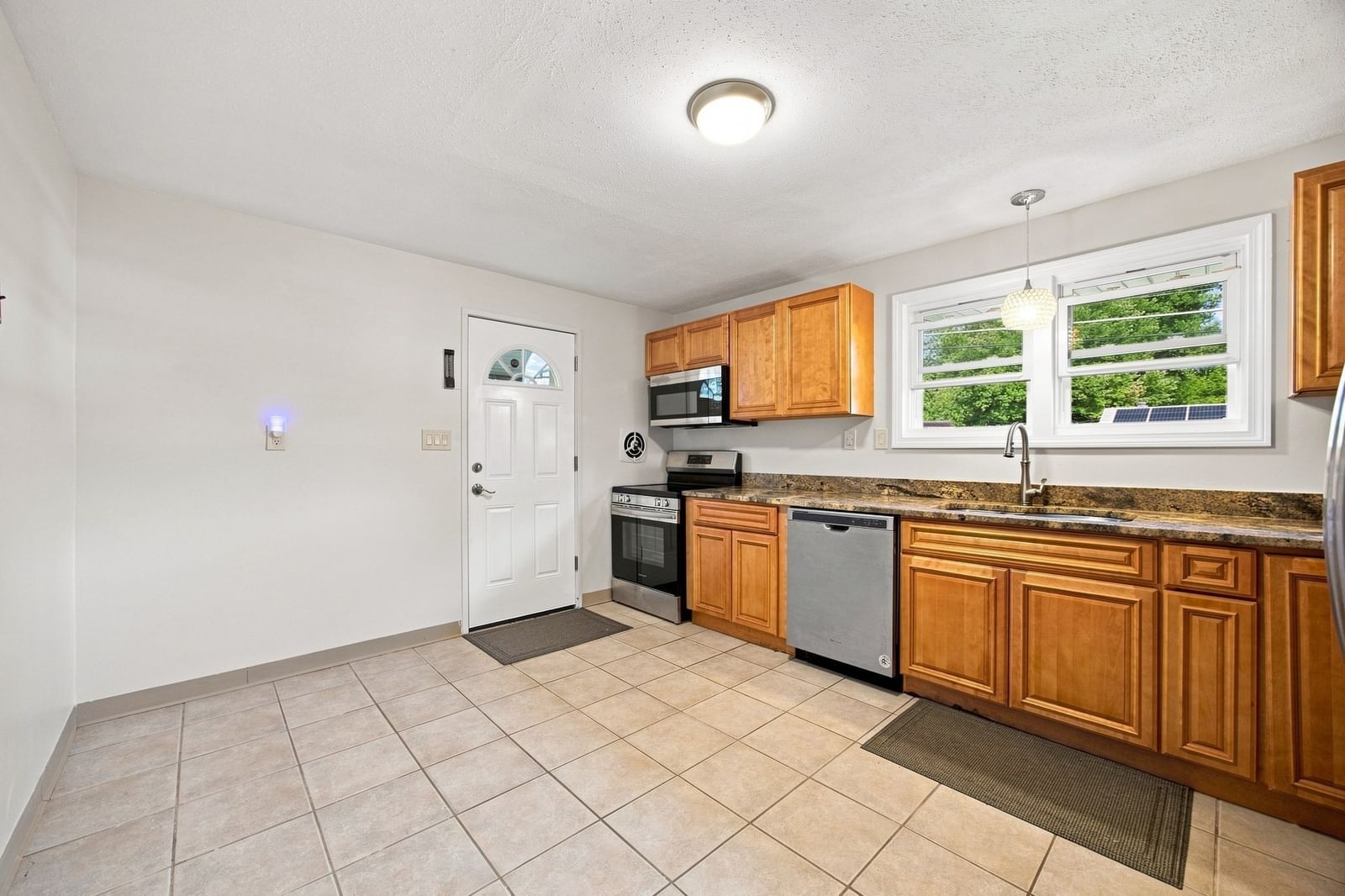 96 Shady Brook Lane Springfield — Photo 3 of 27