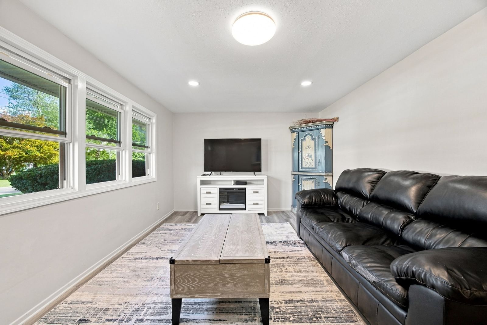 96 Shady Brook Lane Springfield — Photo 7 of 27