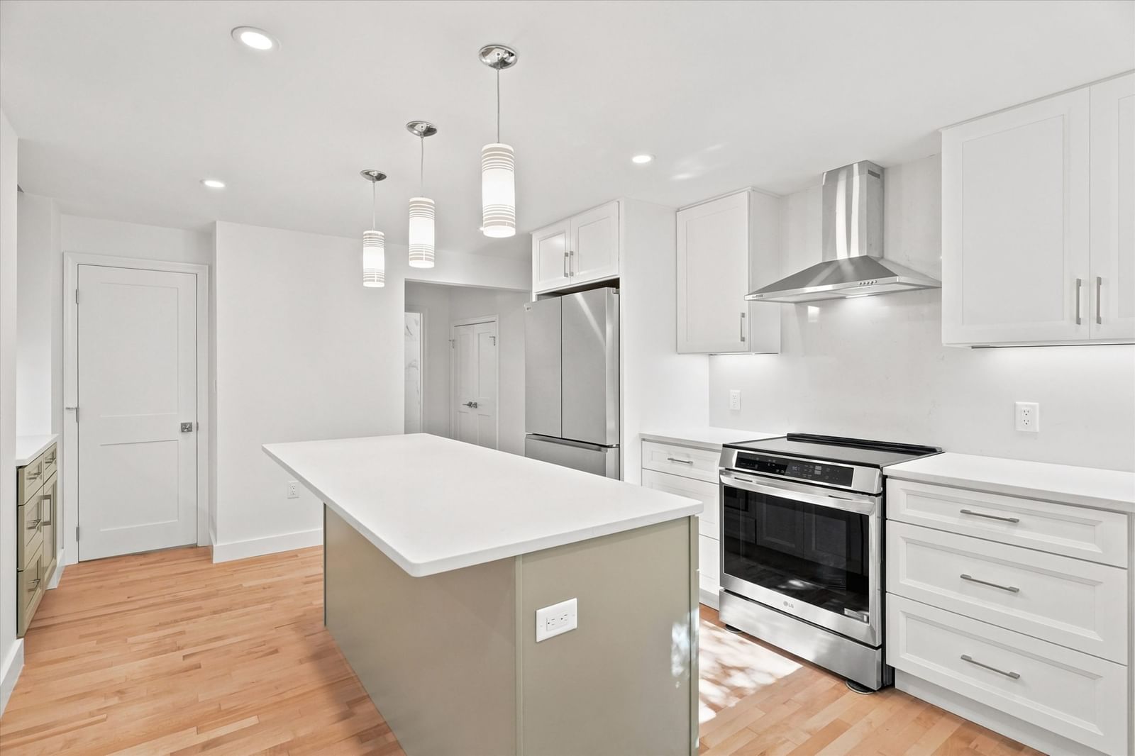 8 Wilmington Road Burlington — Photo 12 of 42