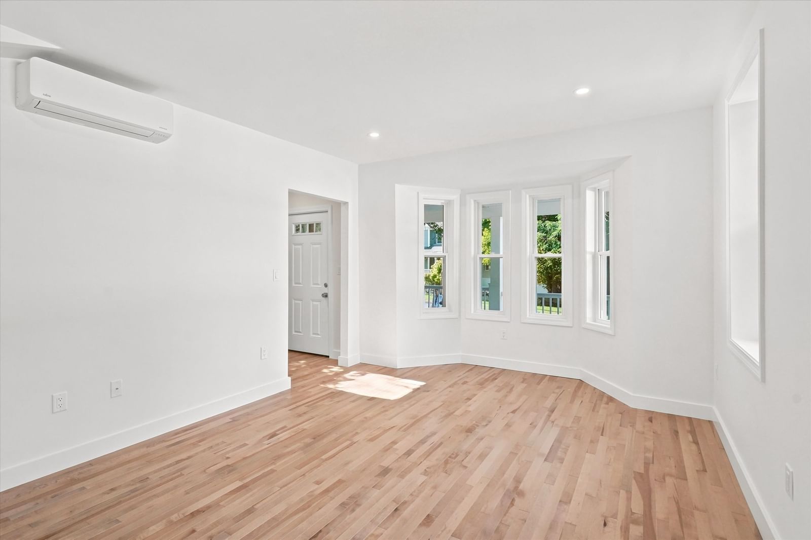 8 Wilmington Road Burlington — Photo 5 of 42