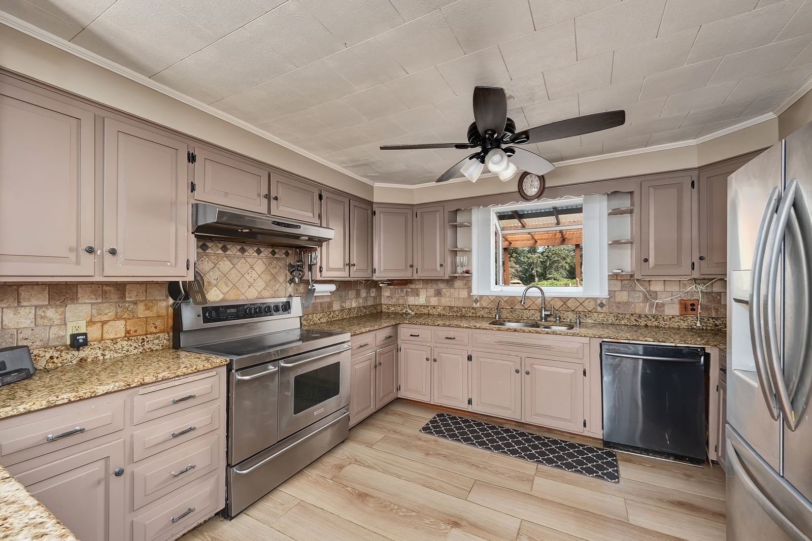 37 Riverdale Ave Haverhill — Photo 4 of 33