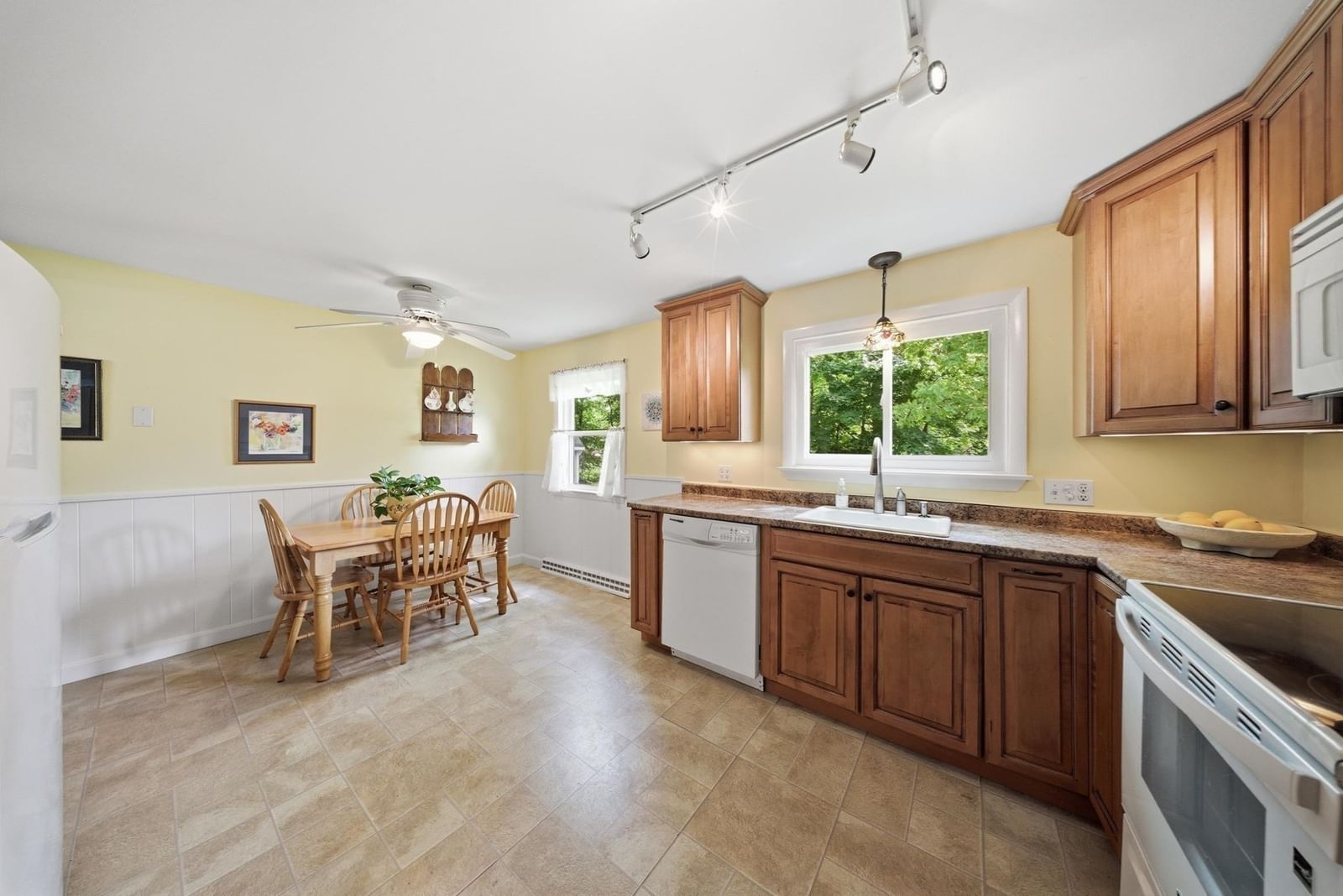 209 Mount Hope St North Attleboro — Photo 4 of 25