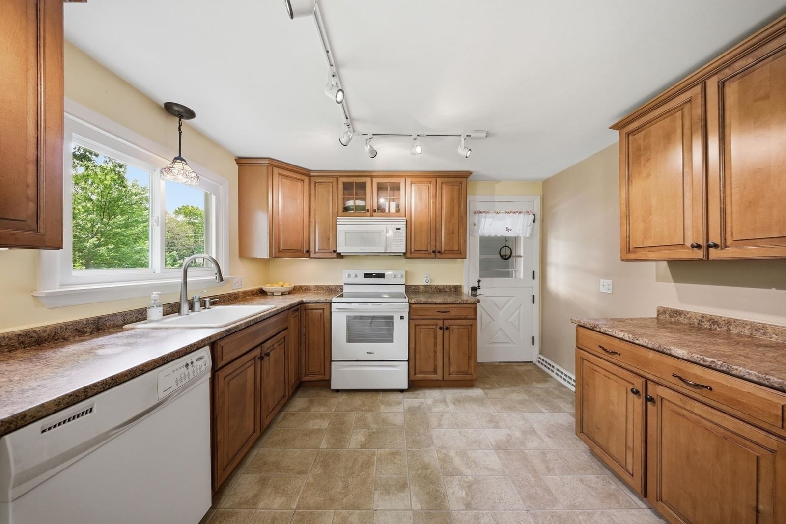 209 Mount Hope St North Attleboro — Photo 5 of 25