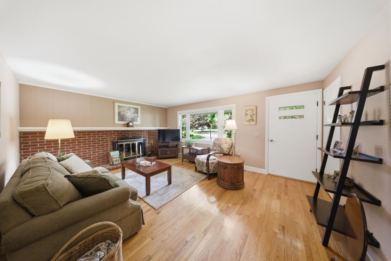 209 Mount Hope St North Attleboro — Photo 6 of 25