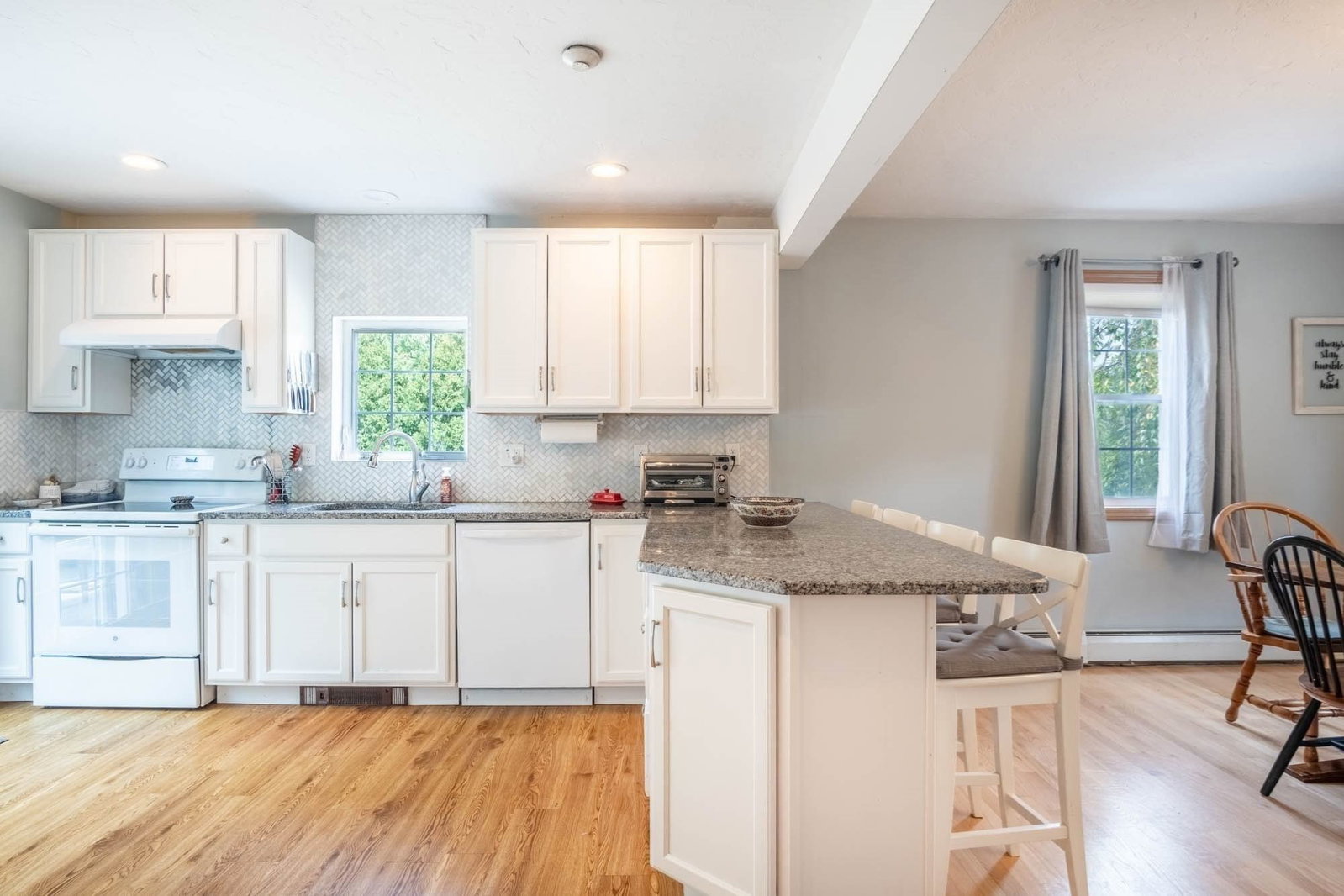18 Clarence Dr Oxford — Photo 8 of 42