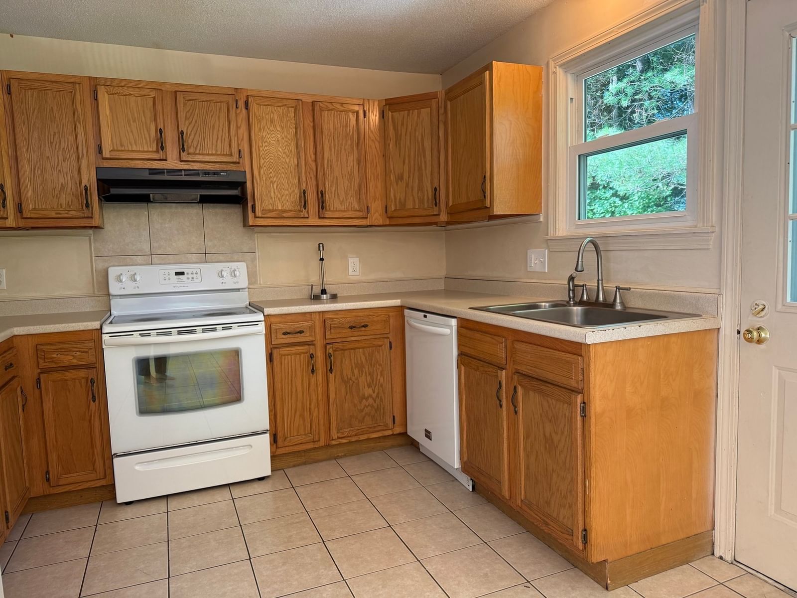 5 Edge Hill Rd Amherst — Photo 4 of 22