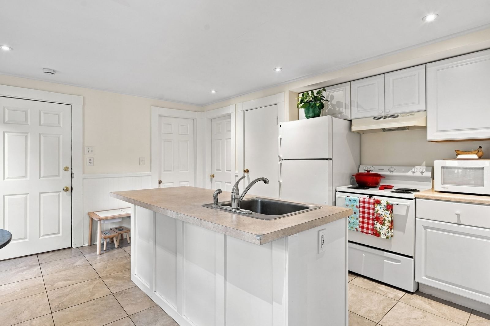 67 Oakwood Ave Lynn — Photo 4 of 38