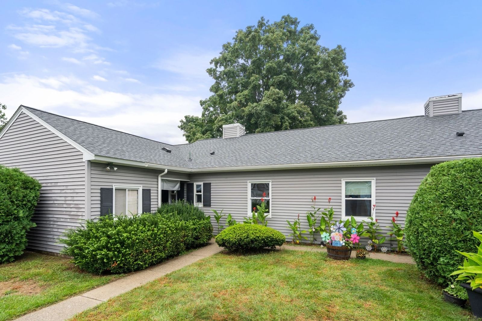 Property at 54 Horseshoe Dr #54, Chicopee, MA 01022