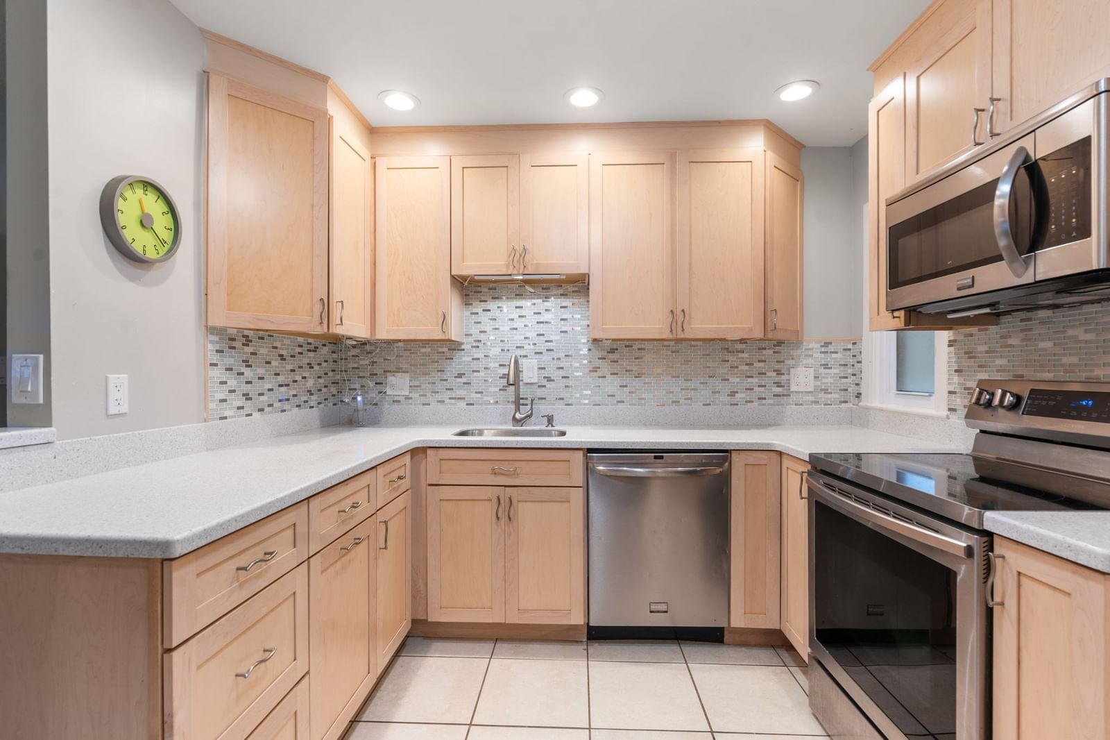 54 Horseshoe Dr #54 Chicopee — Photo 3 of 32