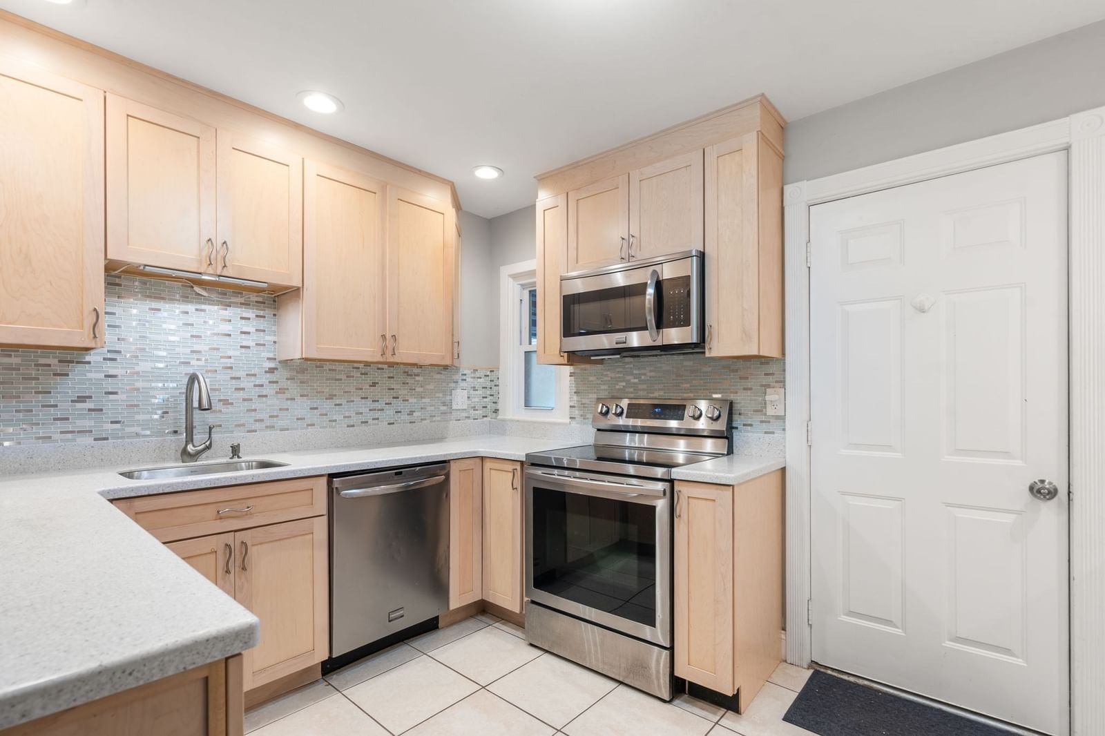 54 Horseshoe Dr #54 Chicopee — Photo 4 of 32