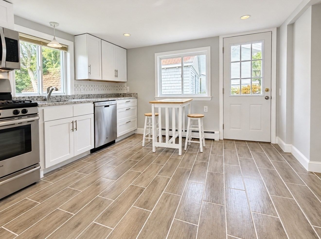 298 Onset Ave Wareham — Photo 4 of 16