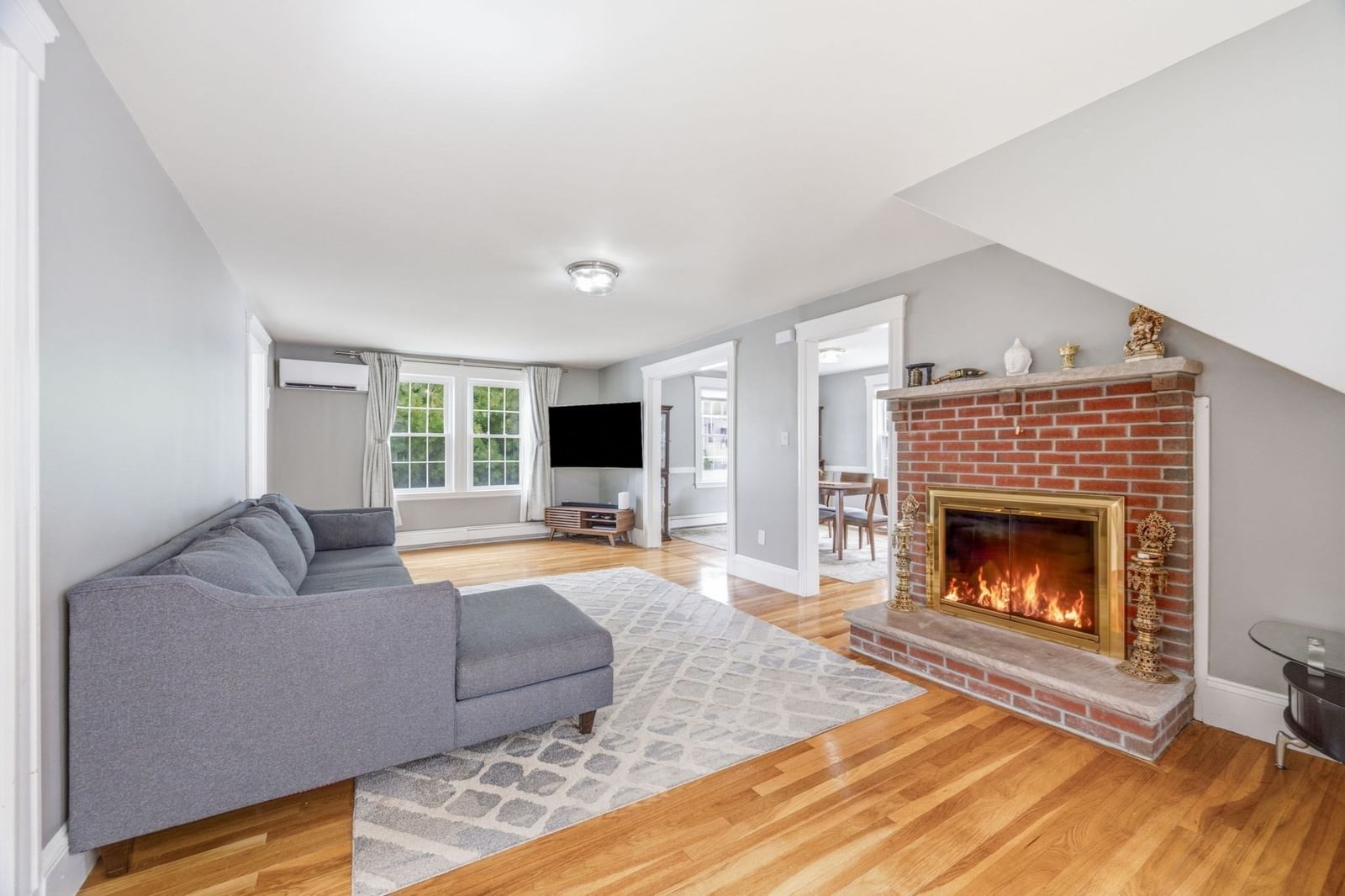 606 Lincoln Ave Saugus — Photo 4 of 42
